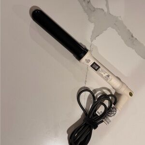 White L’ange Ondule 1.25” Curling Wand with Black Barrel